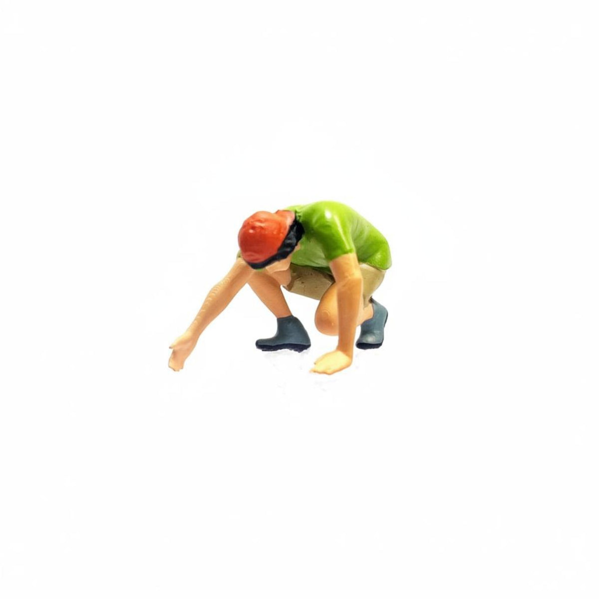 3 Pieces Fine Craftsmanship 1:64 Scale Climbing Figure Lifelike Details Climbing Figures Hand-Painted Tiny Miniature Scene People Collectible for Model Railway