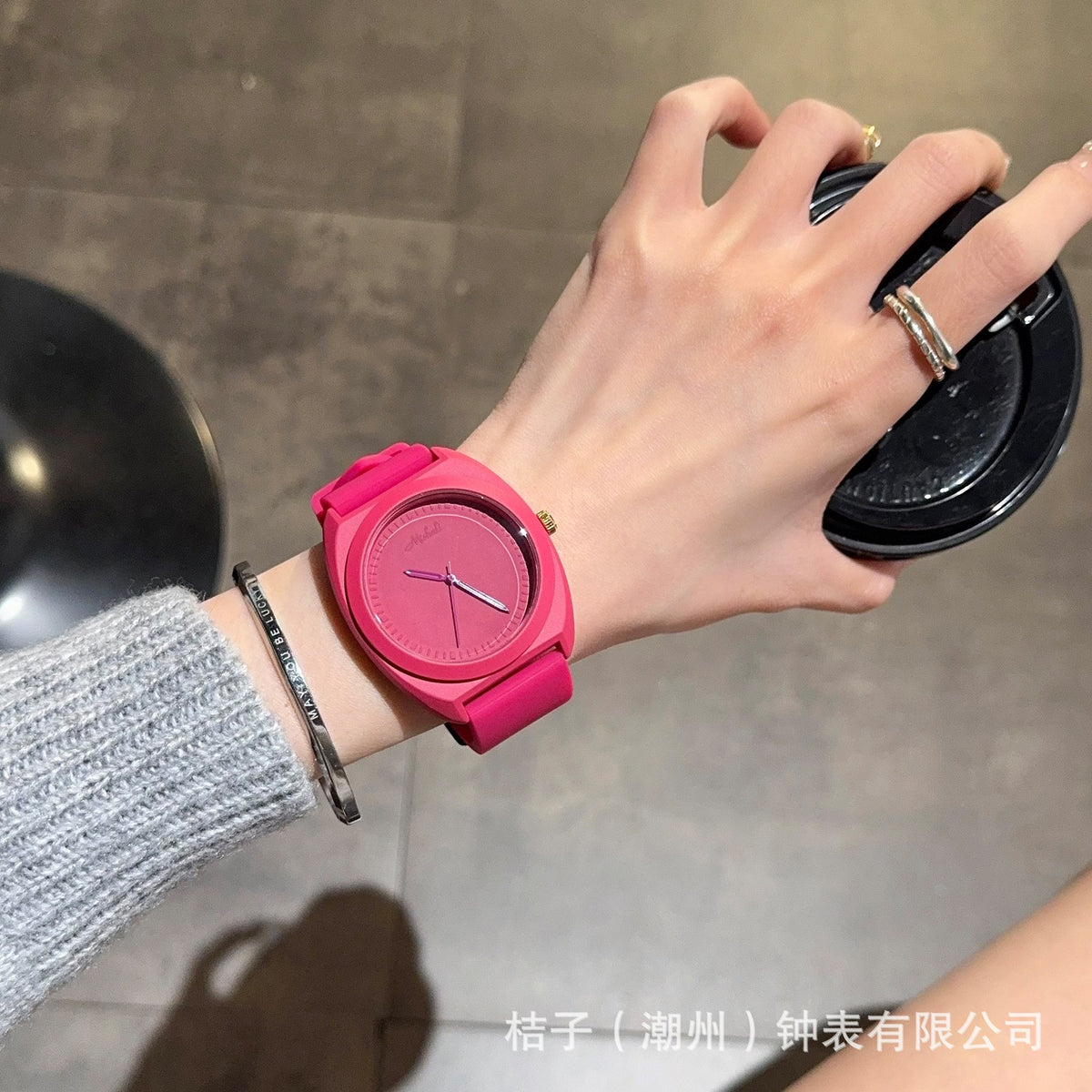 多巴胺手表女高级感简约时尚运动大表盘石英女表学生情侣表硅胶