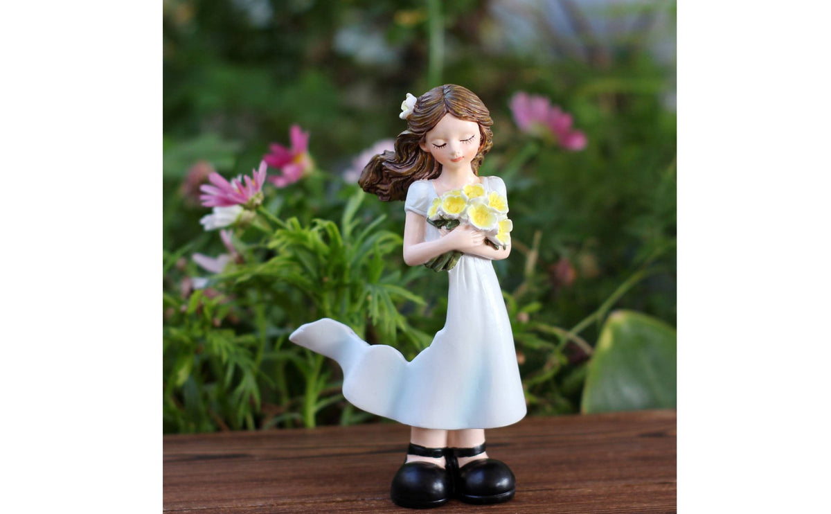 Girl Holding Flowers Figurine Artisanal Appearance Resin Girl Statue Decorative Sculpture for Windowsill