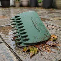 2 Pieces Comb Teeth Plastic Leaf Grabber Curved Panel Hand-Held Leaf Grabber Molded Body Lightweight for Yard Cleanup