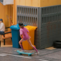 Realistic Intricacy 1/64 Scale Skateboarder Figure Photography Prop Miniature Skateboarder Figurine Hand-Painted Skateboard Girl Figurine Collectible for Hobbyists, Collectors, Dioramas, Sand Tables, Desktop