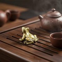 Retro Design Brass Frog Figurine Collectible Mini Frog Figurine Fine Workmanship Tea Pet Hand Polished for Feng Shui Enthusiasts, Collectors, Desktop, Office, Car Dashboard