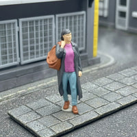 1/64 Scale Woman in Trench Coat Resin Miniature Woman Collectible Miniature Figure with Coat for Collectors