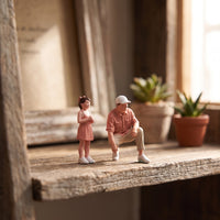 2 Pieces Father and Daughter Figurines 1/64 Detailed Miniature People Figurines Colorful Miniature People Figures for Collectors