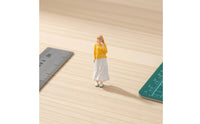 1/64 Miniature Woman Figurine Resin Woman Figurine with Standing Pose Decorative Standing Figure for Collectors, Model Train Layout, Tabletop Display