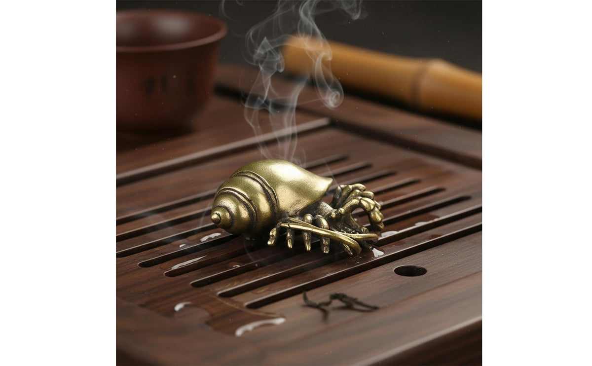 Artisan-Made Brass Hermit Crab Figurine Fine Workmanship Miniature Hermit Crab Statue Detailed Design Miniature Tea Pet Smoothly Polished for Collectors, Office Desk, Bookshelf