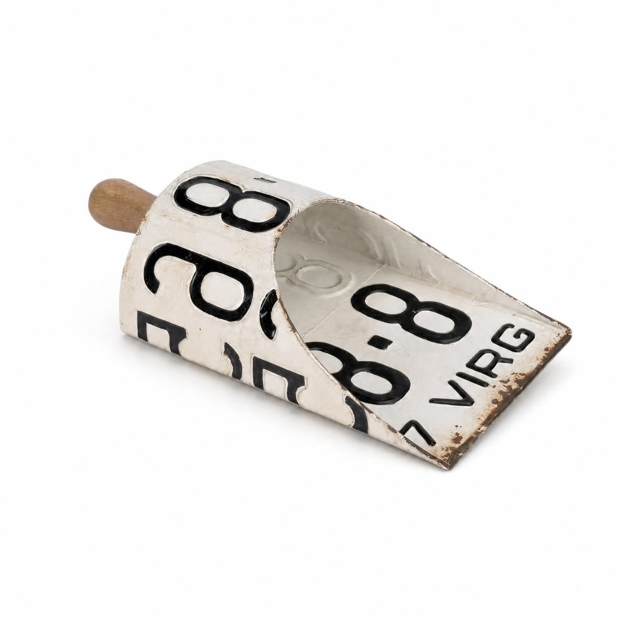 Distressed White Wall-Hanging Shovel Weathered Decorative Shovel Rust-Style Detailing Vintage Tin Sign Wooden Handle