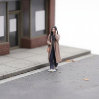 3D Printed 1/64 Scale Woman Figure Lifelike Pose Miniature Woman on Phone Highly Detailed Tiny People Miniature Scene Figure Resin Material for Hobbyists