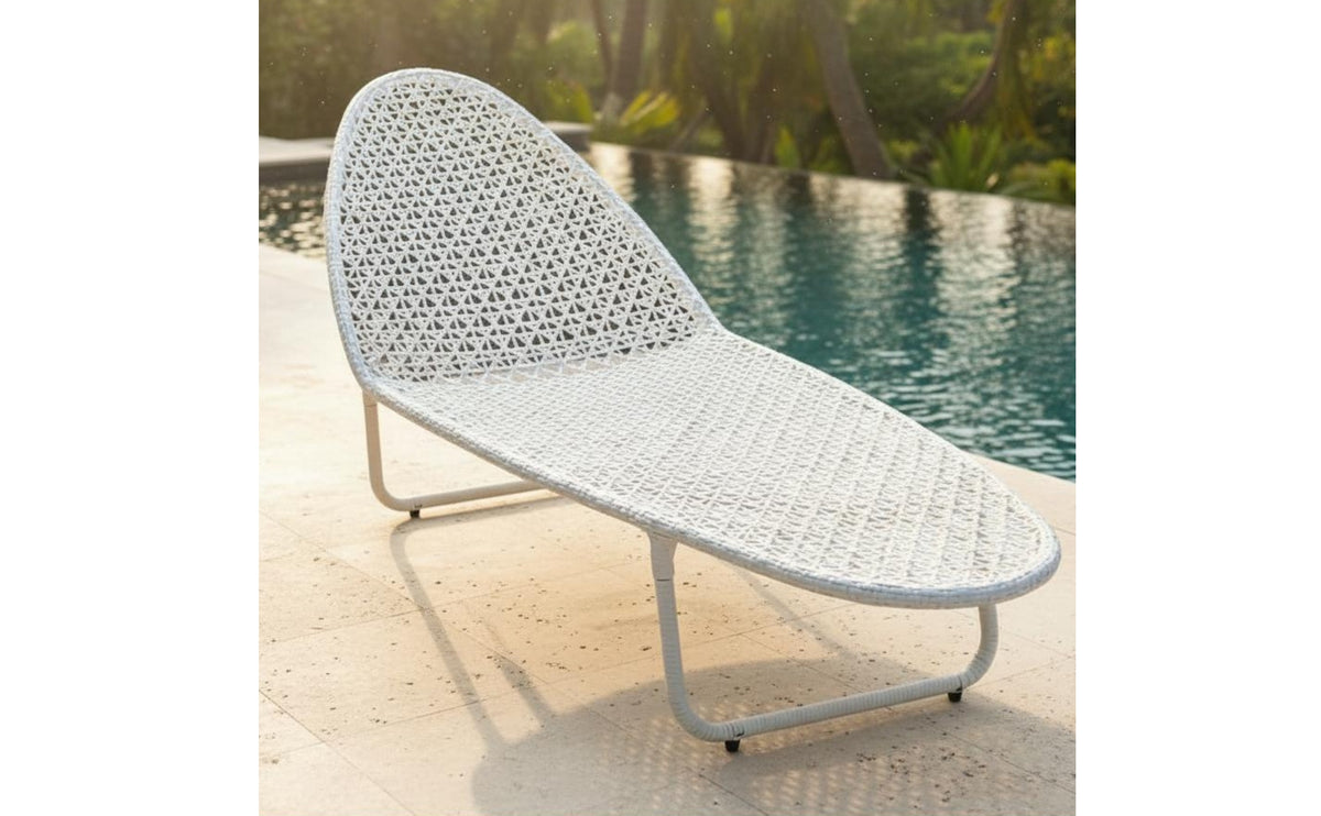 Waterproof Poolside Chaise Lounge Sunproof Outdoor Lounge Chair Aluminum Alloy Frame Wicker Sun Lounger Woven Rattan Design for Villa, Hotel, Resort