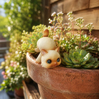 Clinging Pose Hanging Cat Figurine Raised Tail Cat Planter Hugger Textured Flower Pot Edge Ornament Resin for Flowerpots, Aquarium Tanks, Gardens, Courtyards