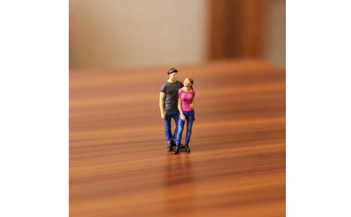 Miniature Couple Figurine Painted Couple Figurine Detailed Resin Figure for Hobbyists, Collectors, Dioramas, Street Scenes, Architectural Mockups