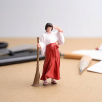 1/64 Miniature Girl with Broom Hand-Painted Style Diorama Figure Compact Miniature People Model for Hobbyists, Display Shelf