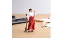 1/64 Miniature Girl with Broom Hand-Painted Style Diorama Figure Compact Miniature People Model for Hobbyists, Display Shelf