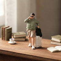 Passenger character/64 Scale Miniature with Suitcase Resin Miniature Figure for Hobbyists, Desktop Display