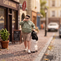 Passenger character/64 Scale Miniature with Suitcase Resin Miniature Figure for Hobbyists, Desktop Display