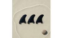 3 Pieces Swept Surfboard Fins with Two-Tab Base Curved Surfboard Thruster Fins Streamlined Thruster Fin Set Long-Lasting for Paddleboards