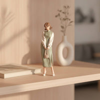 1/18 Miniature Figurine with Handbag Detailed Painted Miniature Person Authentic-Looking Figure with Handbag for Diorama Builders, Collectors