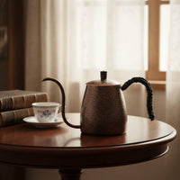 Thickened Body Hammered Copper Coffee Pot Ergonomic Handle Vintage Long Spout Teapot Rust Resistant Retro Design Tea Pot for Baristas, Cafe