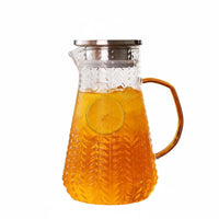 Easy to Clean Wheat Pattern Glass Jug Food Grade Materials Hammered Glass Pitcher with Lid Elegant Design for Families, Hosts, Kitchen, Home