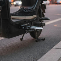 Non-Slip Surface Electric Bike Passenger Footrest Long-Lasting Aluminum Alloy Scooter Folding Pedals Easy Installation Folding Scooter Foot Peg Wear-Resistant for Passengers, Kids