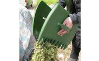 2 Pieces Comb Teeth Plastic Leaf Grabber Curved Panel Hand-Held Leaf Grabber Molded Body Lightweight for Yard Cleanup