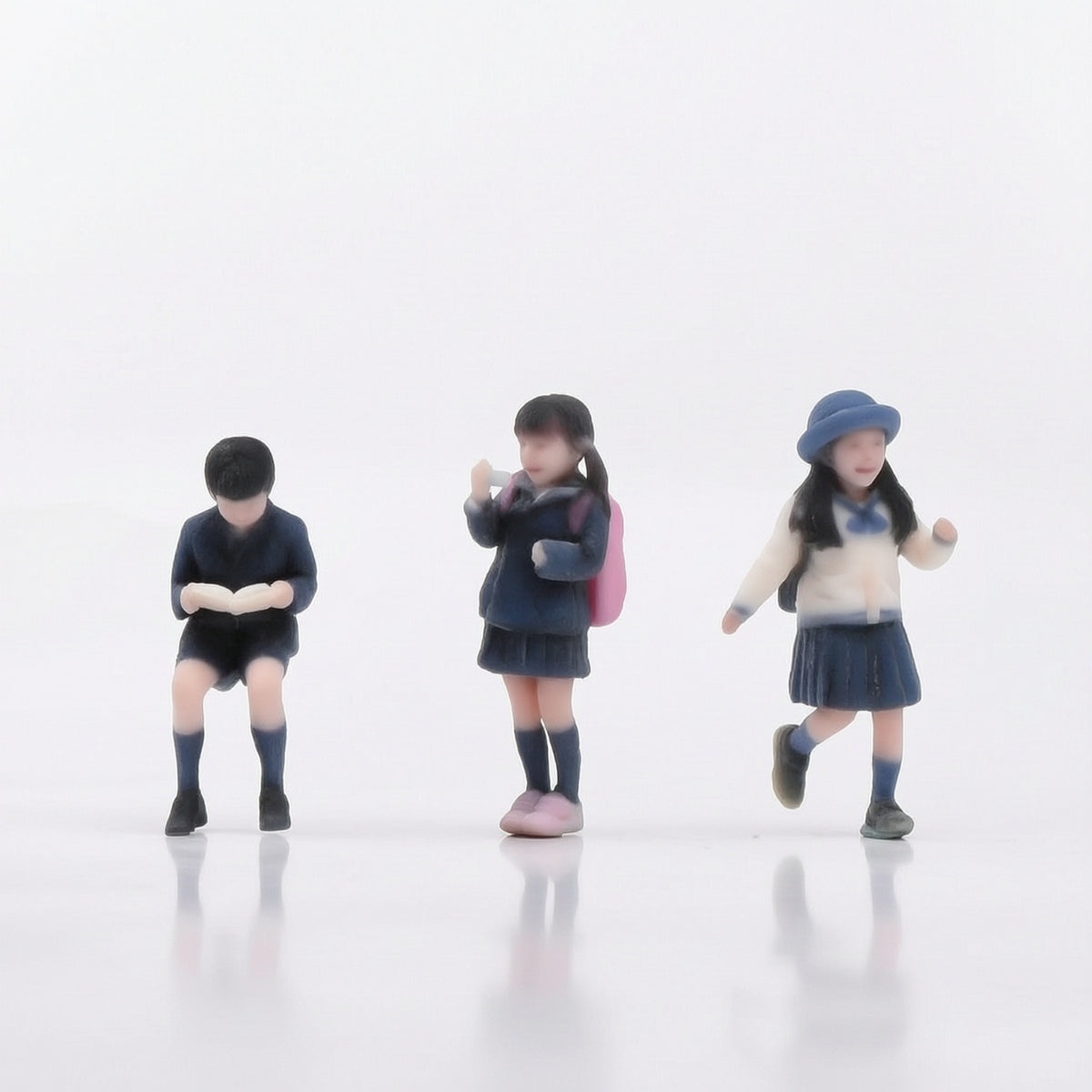 3 Pieces 1/64 Schoolchildren Figures Hand Painted Miniature People Figurines Delicate Diorama Figures for Hobbyists