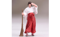 1/64 Miniature Girl with Broom Hand-Painted Style Diorama Figure Compact Miniature People Model for Hobbyists, Display Shelf