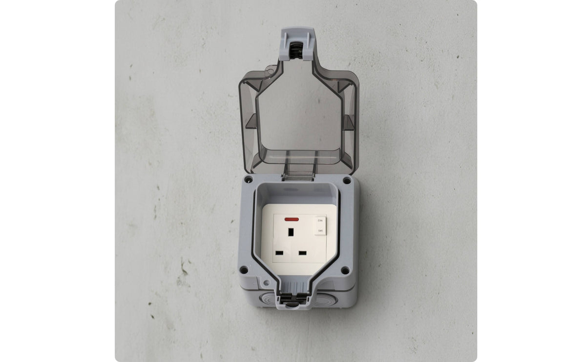 Surface-Mounted Waterproof Socket Box Splash-Proof Socket Box with Cover Enclosed Weatherproof Outlet Cover Compact for Homeowners, Electricians, Garage, Patio, Garden