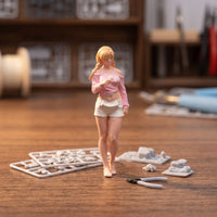 1/64 Seaside Girl Figurine Resin Miniature Girl Figure Standing Figure for Collectors