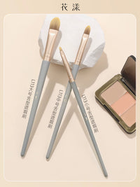 Flower Bridge L113 Tongue-Shaped Concealer Brush for Dark Circles and Tear Troughs