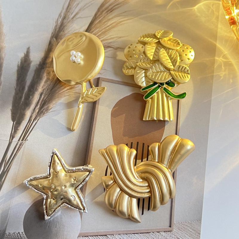 Vintage Matte Gold Brooch Retro Palace Style Simple Versatile Pin Accessory
