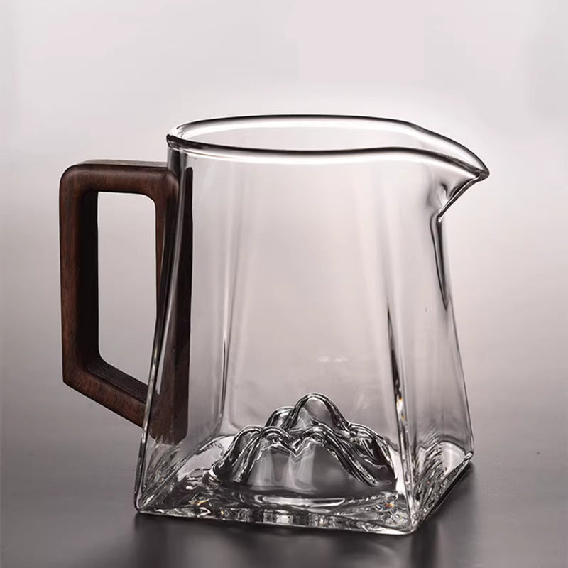 Mountain View High Borosilicate Glass Fairness Cup with Wooden Handle for Kung Fu Tea Ceremony