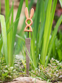 Juhan Iron Art Garden Plant Stake Decor with Wooden Pot Holder for Outdoor Garden Decoration