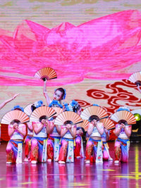 Kids' Chinese Opera Dan Role Performance Costume with Fan and Headdress