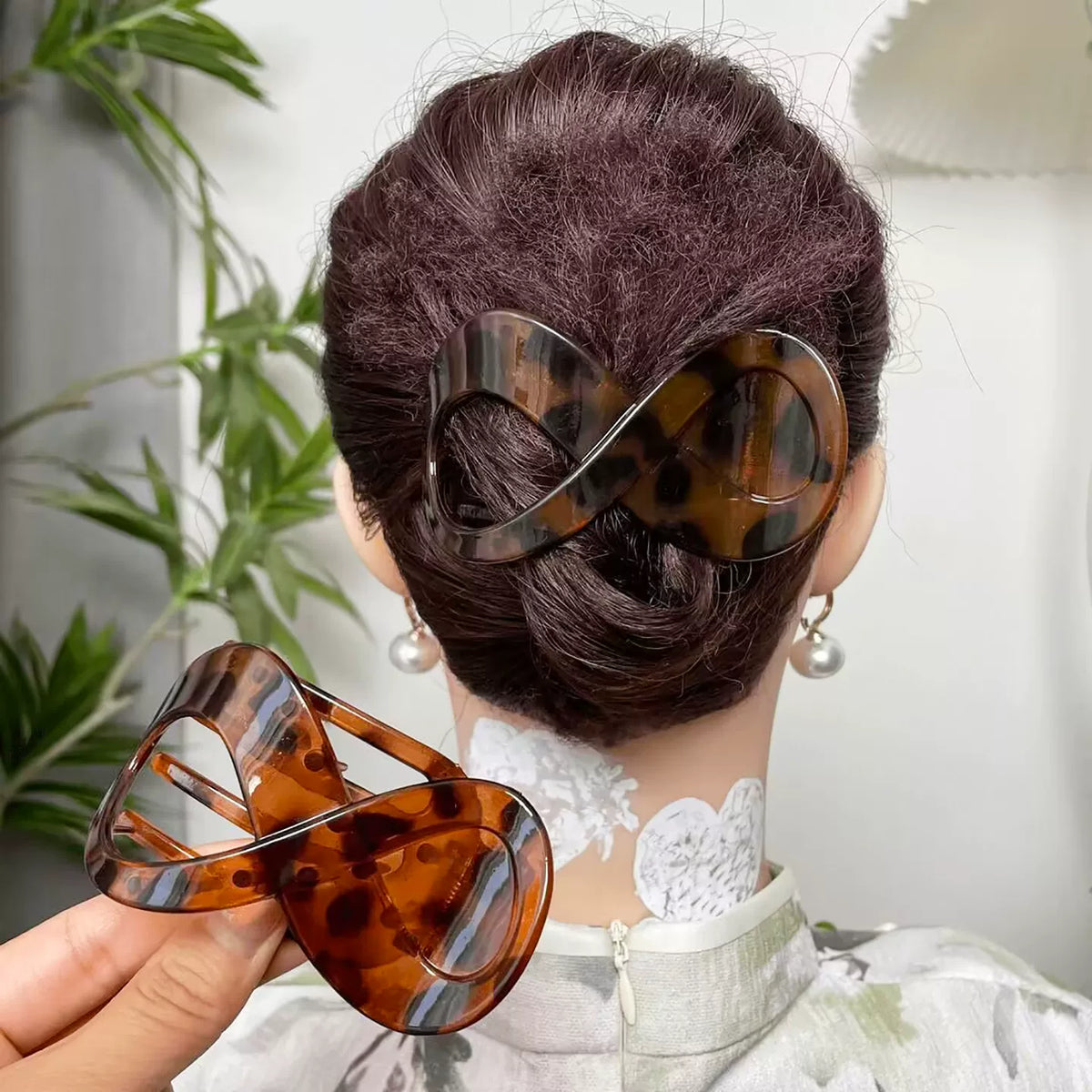 Vintage Figure-8 Flat Hair Claw Clip for Women, Large Back Head Styling Duckbill Clip, All-Season Hair Accessory