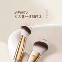 Angled Blush Brush for Cream & Liquid Blushes, Professional Contouring & Stippling Makeup Brush, Portable & Soft