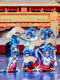 Kids' Chinese Opera Dan Role Performance Costume with Fan and Headdress