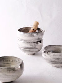 Handmade Ceramic Matcha Bowl with Brushstroke Glaze - Modern Minimalist Design, 500ml
