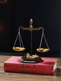 Vintage Balance Scale Model Ornament for Office and Cafe Decor