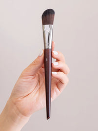 Premium Wood Handle Fiber Makeup Brush for Highlight, Contour, and Nose Shadow