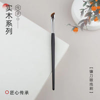 B192 Angled Eyeliner Brush for Precise Eye Makeup