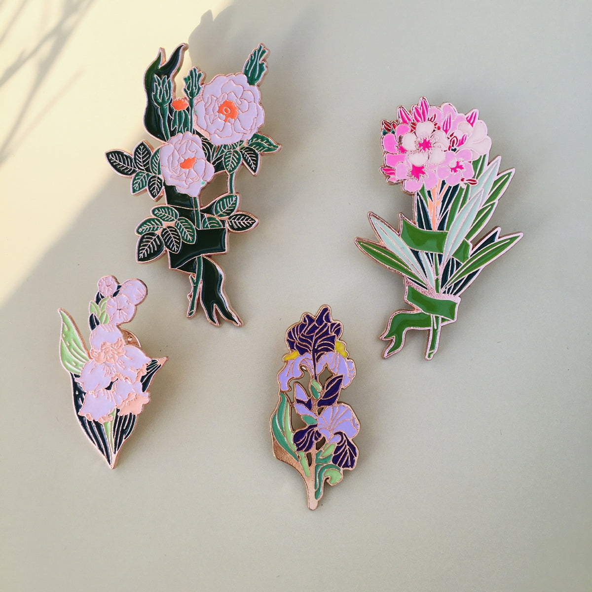 Enamel Iris Flower Brooch Pin for Women, Elegant Floral Lapel Pin Badge