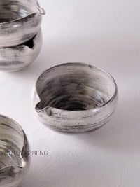 Handmade Ceramic Matcha Bowl with Brushstroke Glaze - Modern Minimalist Design, 500ml