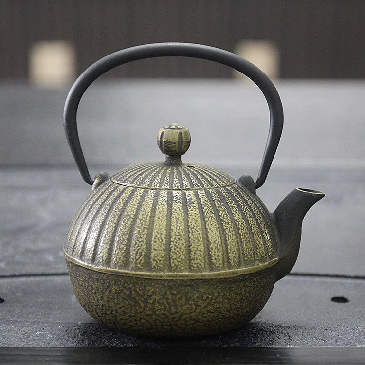 Cast Iron Teapot with Garlic Pattern for Tea Ceremony and Boiling Water