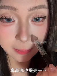 Triangle Iron-shaped Highlighter Brush for Face Contouring and Concealing