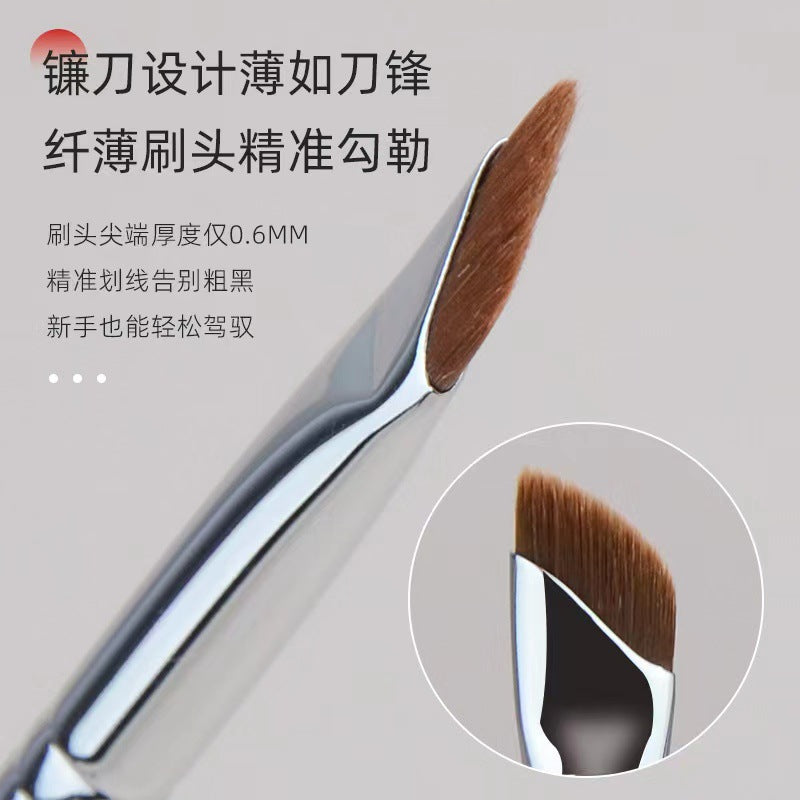 B192 Angled Eyeliner Brush for Precise Eye Makeup