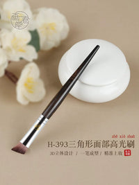 Huachuntang H393 Angled Triangle Highlight & Contour Brush for Face Concealer and Brightening