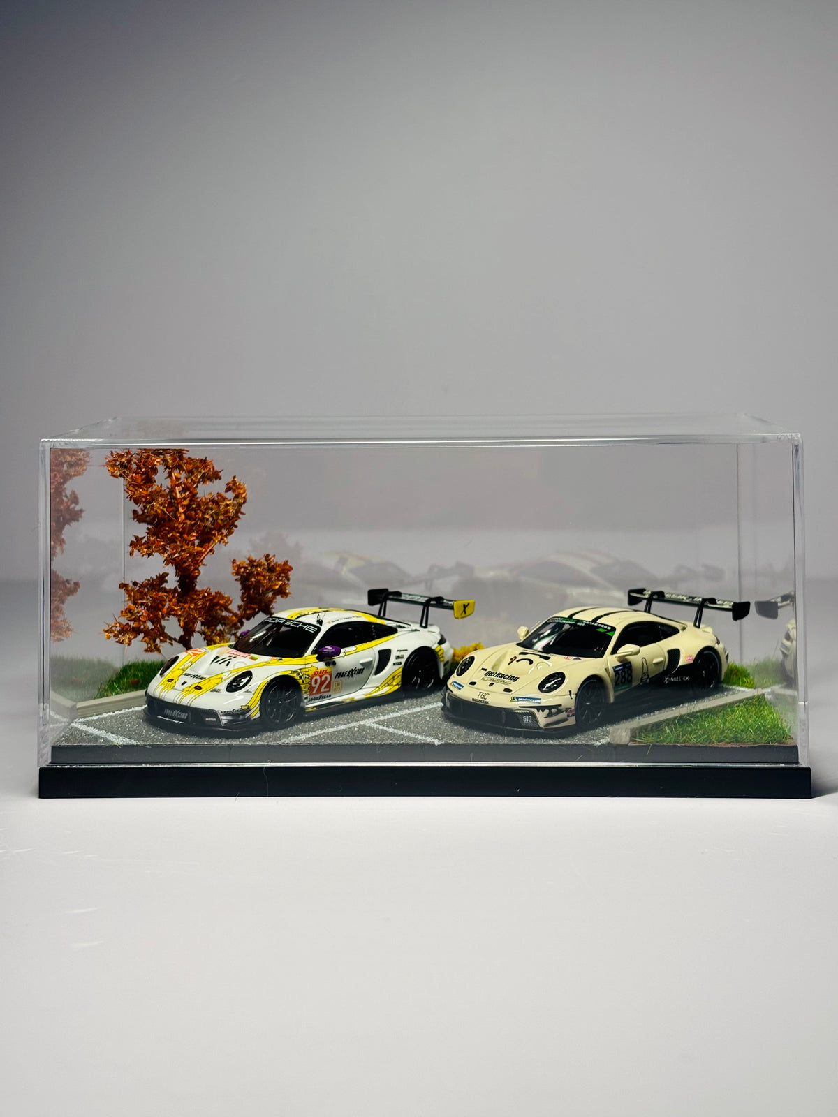 1/64 Scale Diecast Car Model Display Case with Parking Lot Diorama Dustproof Storage Box