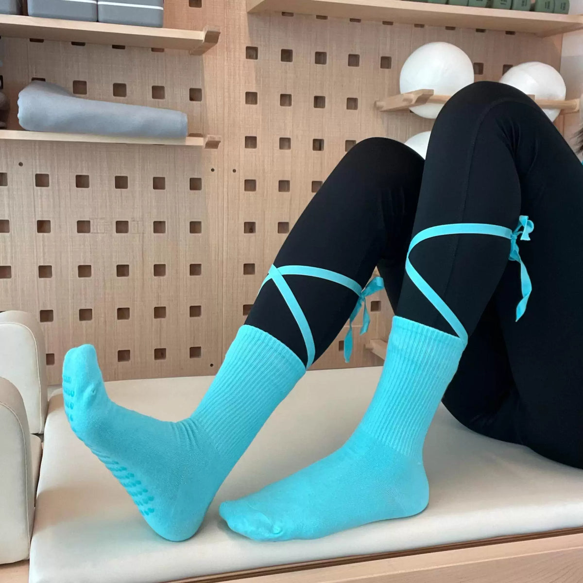 Women's Non-Slip Yoga Pilates Dance Socks with Criss-Cross Straps