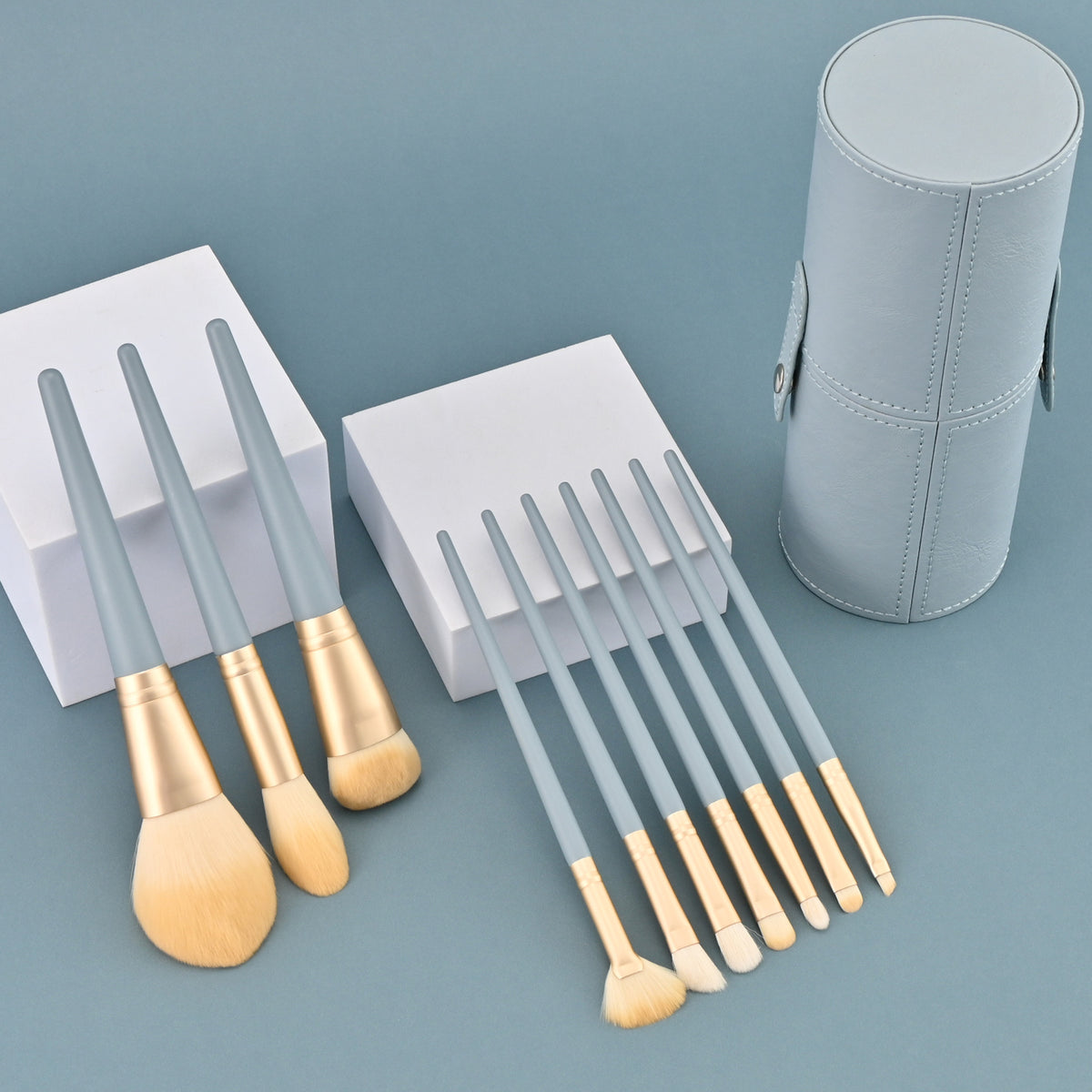 10-Piece Blue Bridge Makeup Brush Set with Soft Bristles and Portable Storage